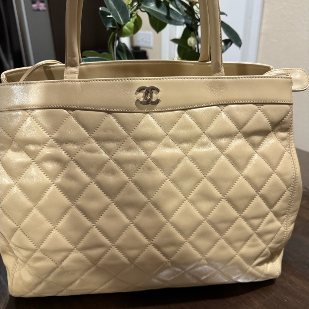 Excellent Condition Authentic Chanel Hand Bag Beige Lamb Skin - Picture 9 of 17